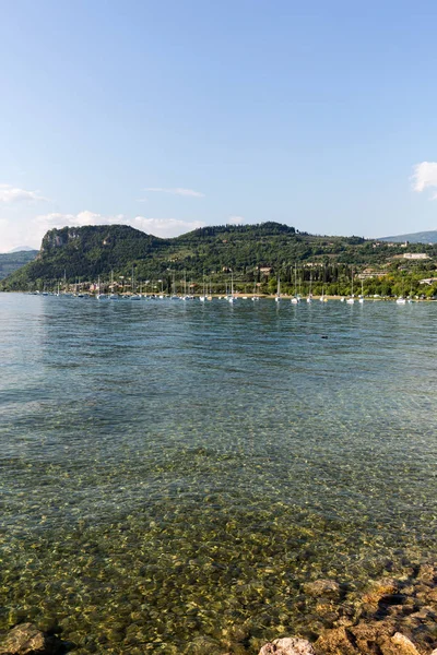 Barcos à vela no porto de Porto di Bardolino no lago Garda. Itália — Fotografia de Stock