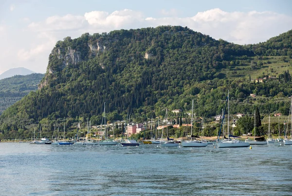 Zeilboten te Porto di Bardolino haven on The Garda Lake. Italië — Stockfoto