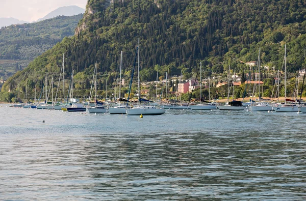 Barche a vela al porto di Porto di Bardolino sul Lago di Garda. Italia — Foto Stock