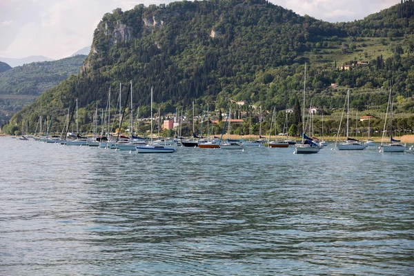 Ιστιοπλοϊκά στο Πόρτο ντι Μπαρντολίνο λιμάνι on The Garda Lake. Ιταλία — Φωτογραφία Αρχείου
