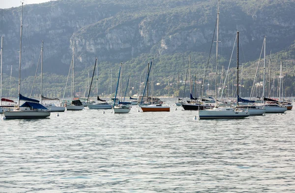 Sailboats  at Porto di Bardolino harbor on The Garda Lake . Italy — Stock Photo, Image