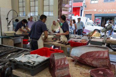 Mercado dos Lavradores, Balık satıcıları, ünlü balık ve deniz ürünleri Pazar Funchal, Madeira Adası