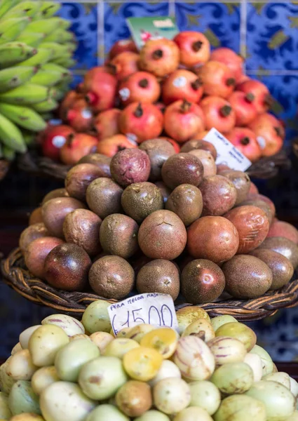 Fresh exotic fruits on famous market in Funchal (Mercado dos Lavradores), Madeira island, Portugal — Stock Photo, Image