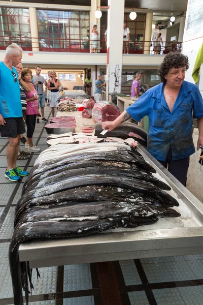 Mercado dos Lavradores, Balık satıcıları, ünlü balık ve deniz ürünleri Pazar Funchal, Madeira Adası