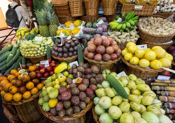 Mercado Dos Lavradores 'de taze egzotik meyveler. Funchal, Madeira, Portekiz