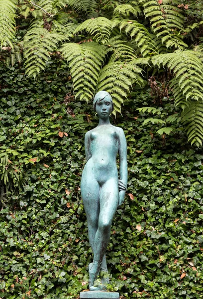 Standbeeld van de vrouw in de botanische tuin Monte van Funchal, Madeira. Portugal. — Stockfoto