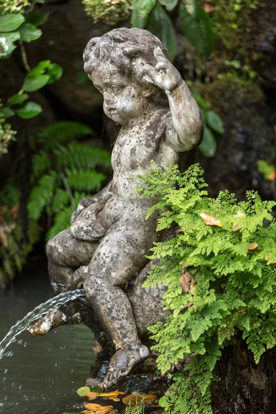 Staty av barn i botaniska trädgården Monte i Funchal, Madeira. Portugals historia. — Stockfoto