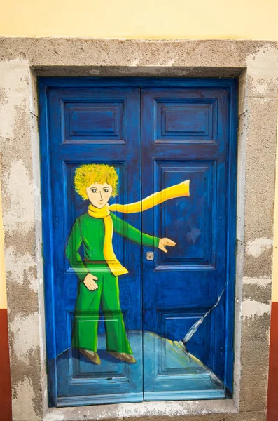Die kunst der offenen tür in der straße von Santa Maria. ein Projekt, das darauf abzielt, die Stadt für künstlerische und kulturelle Veranstaltungen zu "öffnen". Funchal, Madeira, Portugiesisch — Stockfoto