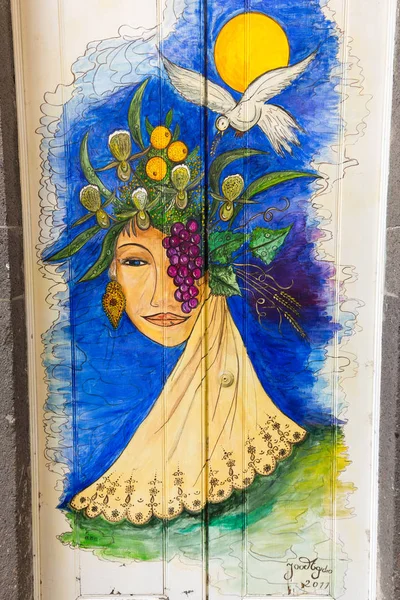 Sztuka otwartych drzwi na ulicy Santa Maria. Projekt, który ma "otworzyć" miasto do wydarzeń artystycznych i kulturalnych. Funchal, Madera, Portugalia — Zdjęcie stockowe