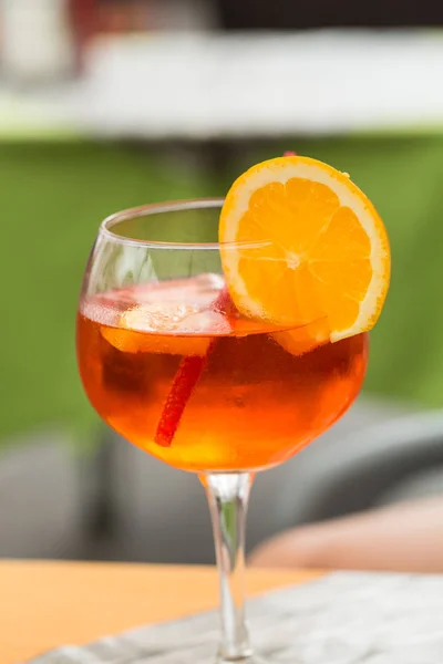 Tradiční aperitiv Spritz v baru v Itálii — Stock fotografie