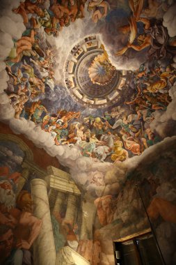 Palazzo Te Mantua önemli bir turistik olduğunu. Yapmacıklık'ın açık havada: Giulio Romano'nun dışavurumculuk kubbe yükü icat etti ve Oda'nın mimari Giants sonbaharda çözünür.