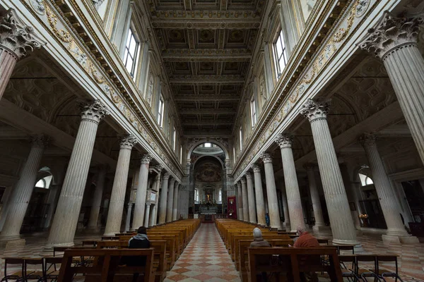 Interior de la Catedral de San Pedro Apóstol en Mantua, Lombardía. Italia —  Fotos de Stock