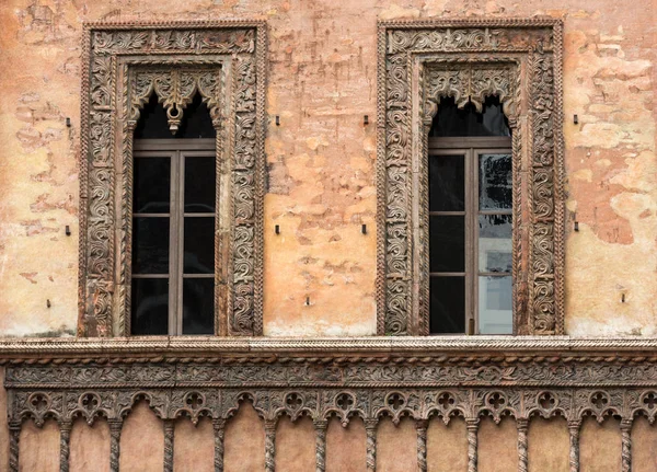 Velha janela no palácio na Piazza Sordello O centro histórico da cidade de Mantova Lombardia .Itália — Fotografia de Stock