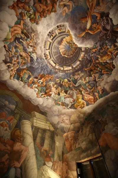 Palazzo Te em Mântua é uma grande atração turística. O afresco do maneirismo: o ilusionismo de Giulio Romano inventa uma cúpula e dissolve a arquitetura da sala na Queda dos Gigantes . — Fotografia de Stock