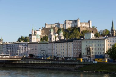  Eski şehir ve kale Hohensalzburg, Salzburg, Avusturya için güzel Ortaçağ Kalesi