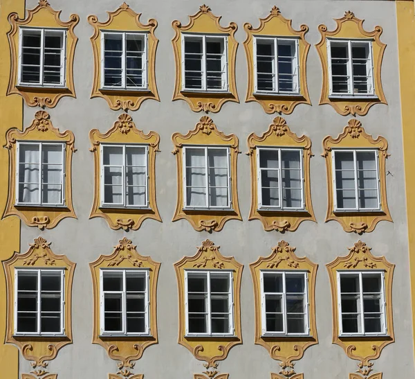 Фасад будівлі в історичному центрі міста Зальцбург. Австрія — стокове фото