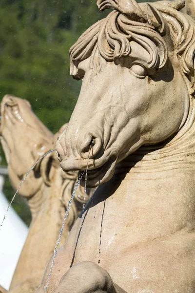 Fonte de residência barroca em Residentplatz em Salzburgo. Áustria — Fotografia de Stock