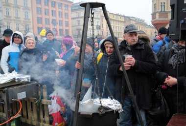  Yoksul ve evsiz Cracow Merkezi piyasada için Noel arifesi. Her yıl grup Kosciuszko Polonya açık havada büyük eve hazırlar.