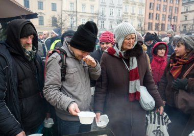  Yoksul ve evsiz Cracow Merkezi piyasada için Noel arifesi. Her yıl grup Kosciuszko Polonya açık havada büyük eve hazırlar.