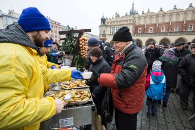  Yoksul ve evsiz Cracow Merkezi piyasada için Noel arifesi. Her yıl grup Kosciuszko Polonya açık havada büyük eve hazırlar.