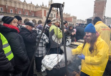  Yoksul ve evsiz Cracow Merkezi piyasada için Noel arifesi. Her yıl grup Kosciuszko Polonya açık havada büyük eve hazırlar.