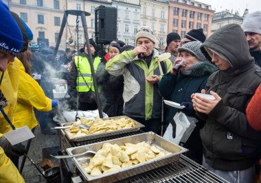  Yoksul ve evsiz Cracow Merkezi piyasada için Noel arifesi. Her yıl grup Kosciuszko Polonya açık havada büyük eve hazırlar.
