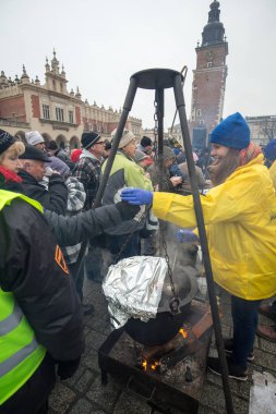  Yoksul ve evsiz Cracow Merkezi piyasada için Noel arifesi. Her yıl grup Kosciuszko Polonya açık havada büyük eve hazırlar.
