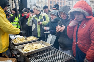  Yoksul ve evsiz Cracow Merkezi piyasada için Noel arifesi. Her yıl grup Kosciuszko Polonya açık havada büyük eve hazırlar.