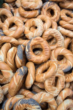 Tuz, haşhaş ve susam ile geleneksel Krakow prezels