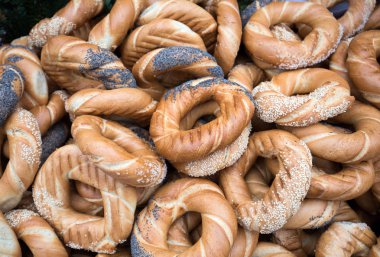 Tuz, haşhaş ve susam ile geleneksel Krakow prezels