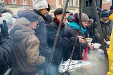  Yoksul ve evsiz Cracow Merkezi piyasada için Noel arifesi. Her yıl grup Kosciuszko Polonya açık havada büyük eve hazırlar.
