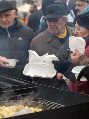  Yoksul ve evsiz Cracow Merkezi piyasada için Noel arifesi. Her yıl grup Kosciuszko Polonya açık havada büyük eve hazırlar.