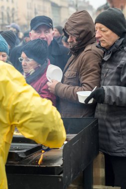  Yoksul ve evsiz Cracow Merkezi piyasada için Noel arifesi. Her yıl grup Kosciuszko Polonya açık havada büyük eve hazırlar.