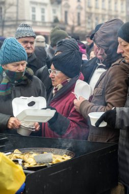  Yoksul ve evsiz Cracow Merkezi piyasada için Noel arifesi. Her yıl grup Kosciuszko Polonya açık havada büyük eve hazırlar.