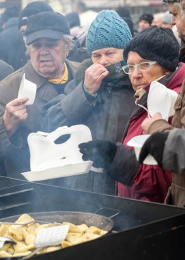  Yoksul ve evsiz Cracow Merkezi piyasada için Noel arifesi. Her yıl grup Kosciuszko Polonya açık havada büyük eve hazırlar.