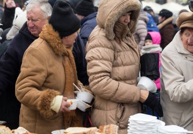  Yoksul ve evsiz Cracow Merkezi piyasada için Noel arifesi. Her yıl grup Kosciuszko Polonya açık havada büyük eve hazırlar.