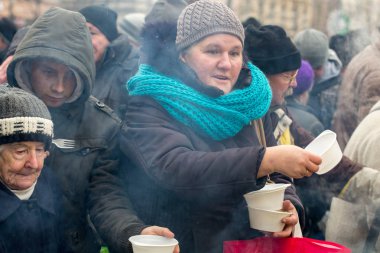  Yoksul ve evsiz Cracow Merkezi piyasada için Noel arifesi. Her yıl grup Kosciuszko Polonya açık havada büyük eve hazırlar.