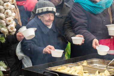  Yoksul ve evsiz Cracow Merkezi piyasada için Noel arifesi. Her yıl grup Kosciuszko Polonya açık havada büyük eve hazırlar.