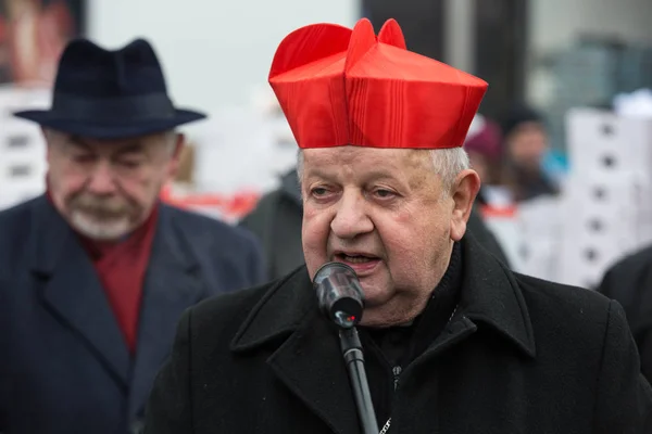 El cardenal Stanislaw Dziwisz durante la víspera de Navidad para pobres y sin hogar en el Mercado Central de Cracovia . — Foto de Stock