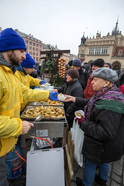 가난 하 고 크 라 카우에서 중앙 시장에는 노숙자에 대 한 크리스마스 이브. 매년 마다 그룹 Kosciuszko 준비 폴란드에 야외에서 최고의 이브 — 스톡 사진