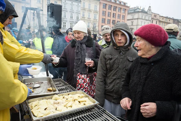 Сочельник для бедных и бездомных на Центральном рынке в Кракове. Каждый год группа Костюшко готовит величайший канун на открытом воздухе в Польше — стоковое фото