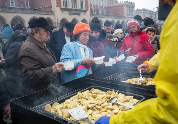 Karácsony estéjén a szegények és a hajléktalanok, a központi piacon Krakkóban. Minden évben a csoport Kosciuszko előkészíti a legnagyobb előestéjén a szabadban, Lengyelország — Stock Fotó