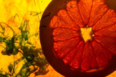 Bir greyfurt dilim su yakın çekim