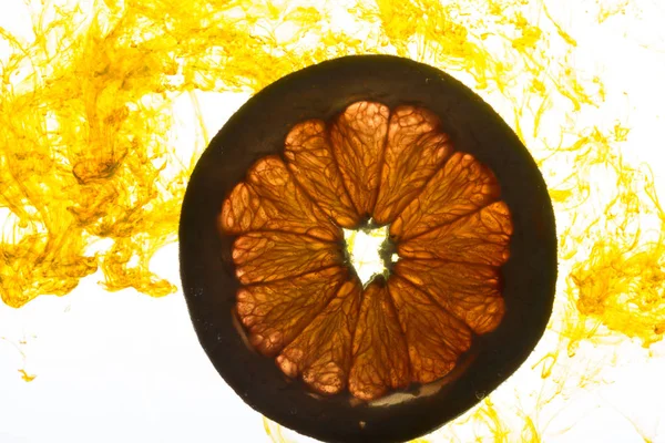 Bir greyfurt dilim su yakın çekim