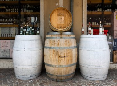 Lazise Garda Gölü bir dükkan önünde şarap şişeleri yapısıyla reklam. İtalya