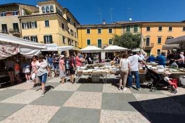 Lazise Garda Gölü açık hava piyasada. İtalya