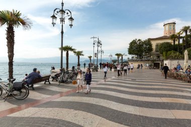 İnsanlar Promenade Lazise Garda Gölü, İtalya