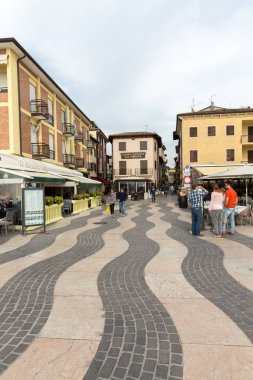  Mağazalar, barlar ve restoranlar Lazise Garda Gölü. İtalya