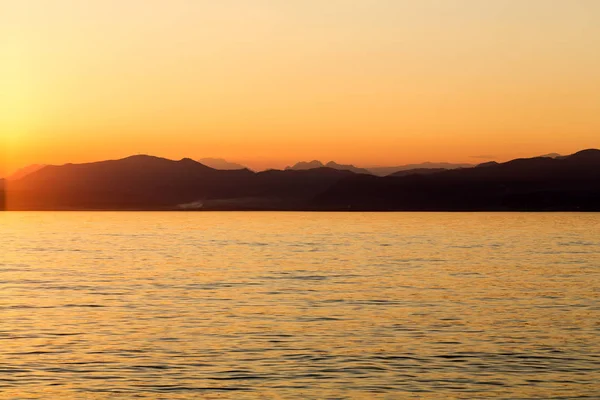 Beau coucher de soleil au lac de Garde en Italie — Photo