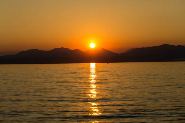Gyönyörű naplemente a Garda-tó Olaszország — Stock Fotó
